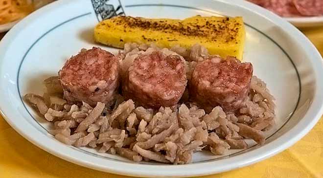 Piatti tipici friulani a base di carne, il cotechino, il musetto con la brovada.